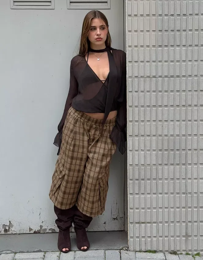 Blusa cruzada de manga larga con pañuelo Blusa cruzada de manga larga con pañuelo