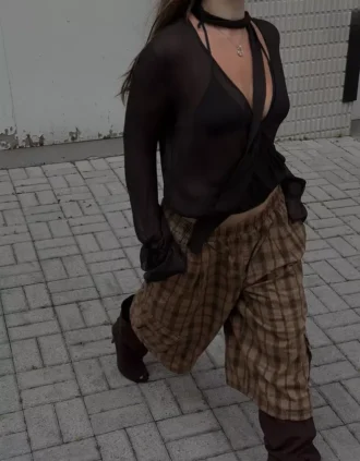 Blusa cruzada de manga larga con pañuelo