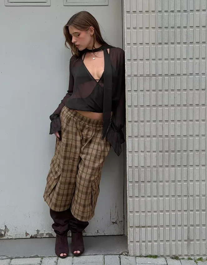 Blusa cruzada de manga larga con pañuelo Blusa cruzada de manga larga con pañuelo