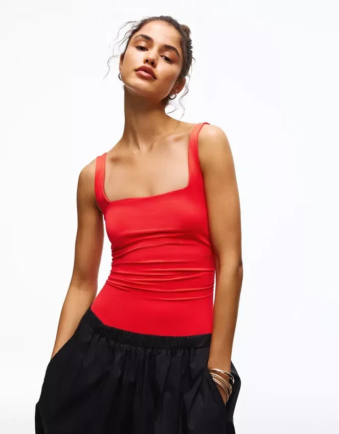 Body de tirantes con cuello cuadrado Body de tirantes con cuello cuadrado