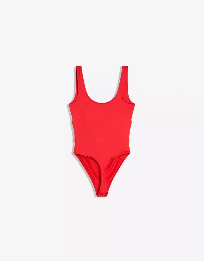 Body de tirantes con cuello cuadrado Body de tirantes con cuello cuadrado