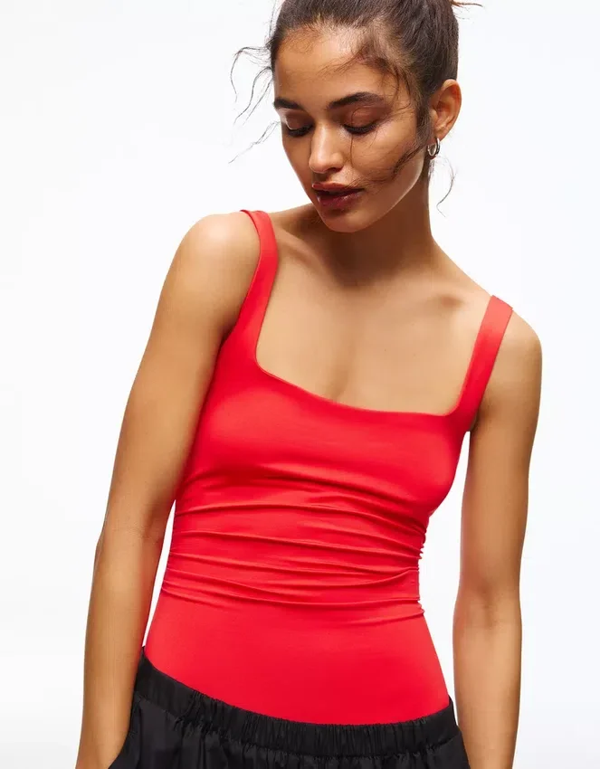Body de tirantes con cuello cuadrado Body de tirantes con cuello cuadrado