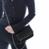Bolso con solapa, cremallera y tachuelas – Accesorios Bolso con solapa, cremallera y tachuelas – Accesorios