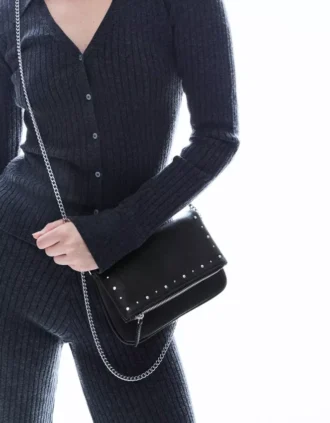Bolso con solapa, cremallera y tachuelas – Accesorios
