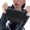 Bolso con solapa, cremallera y tachuelas – Accesorios Bolso con solapa, cremallera y tachuelas – Accesorios