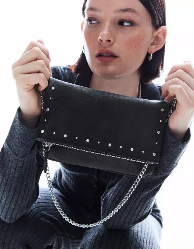 Bolso con solapa, cremallera y tachuelas – Accesorios Bolso con solapa, cremallera y tachuelas – Accesorios