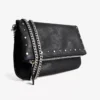 Bolso con solapa, cremallera y tachuelas – Accesorios Bolso con solapa, cremallera y tachuelas – Accesorios