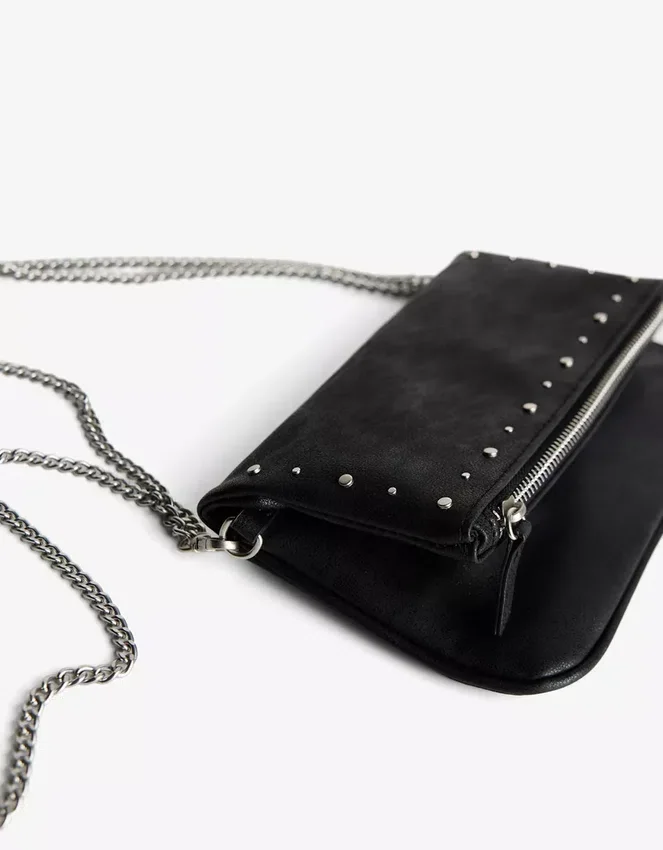 Bolso con solapa, cremallera y tachuelas – Accesorios Bolso con solapa, cremallera y tachuelas – Accesorios