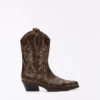 Bota vaquera con detalle en la puntera Bota vaquera con detalle en la puntera