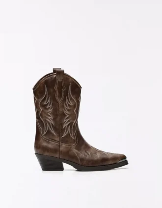Bota vaquera con detalle en la puntera