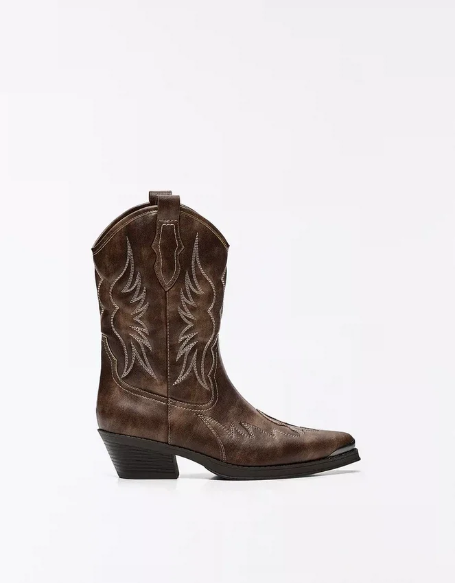 Bota vaquera con detalle en la puntera Bota vaquera con detalle en la puntera