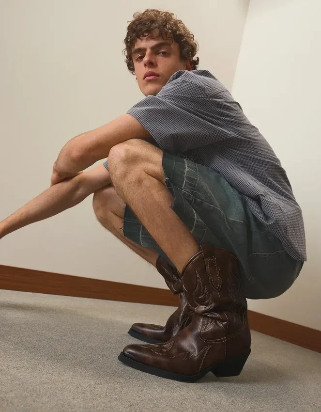 Bota vaquera con detalle en la puntera Bota vaquera con detalle en la puntera