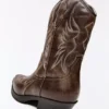 Bota vaquera con detalle en la puntera Bota vaquera con detalle en la puntera
