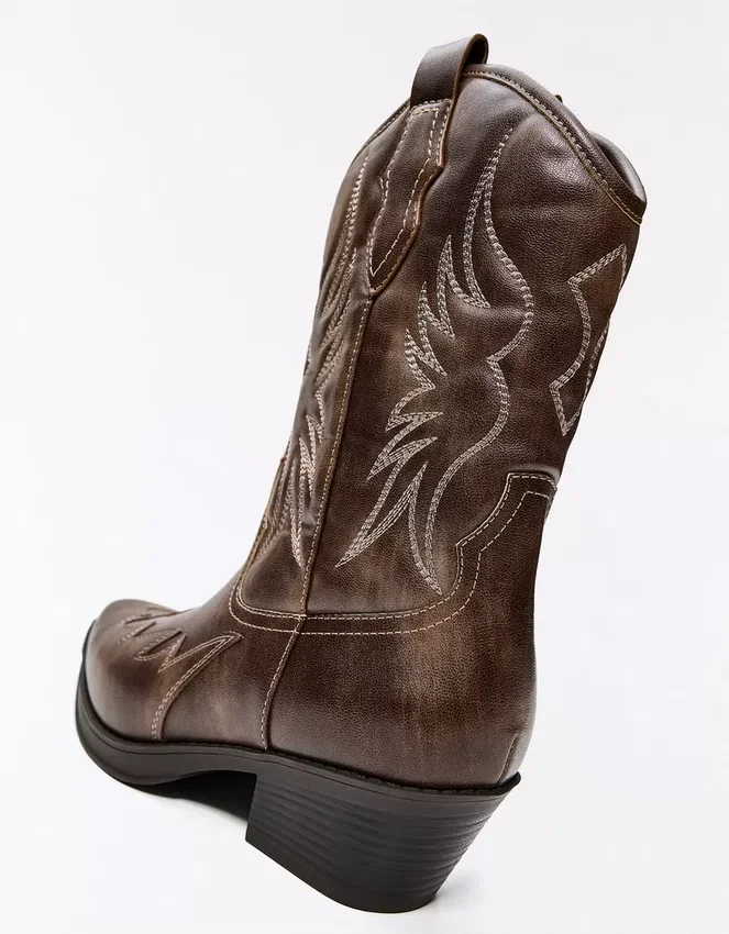Bota vaquera con detalle en la puntera Bota vaquera con detalle en la puntera