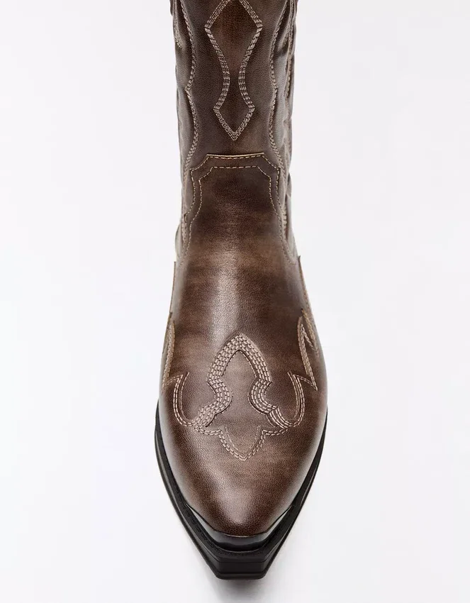 Bota vaquera con detalle en la puntera Bota vaquera con detalle en la puntera