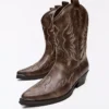 Bota vaquera con detalle en la puntera Bota vaquera con detalle en la puntera