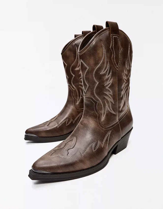Bota vaquera con detalle en la puntera Bota vaquera con detalle en la puntera