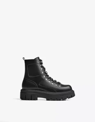 Botines con detalles metálicos – Botines