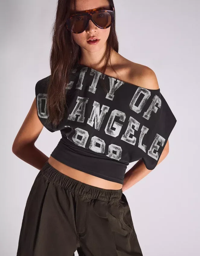 Camiseta asimétrica de manga corta con estampado Camiseta asimétrica de manga corta con estampado