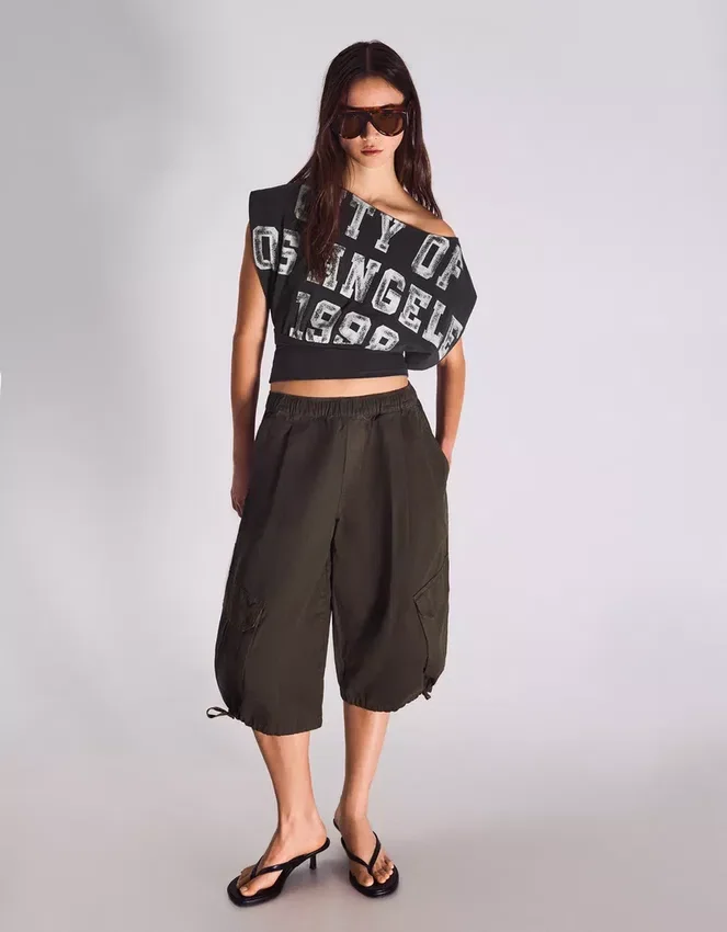 Camiseta asimétrica de manga corta con estampado Camiseta asimétrica de manga corta con estampado