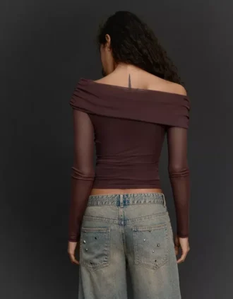 Camiseta asimétrica de tul de manga larga
