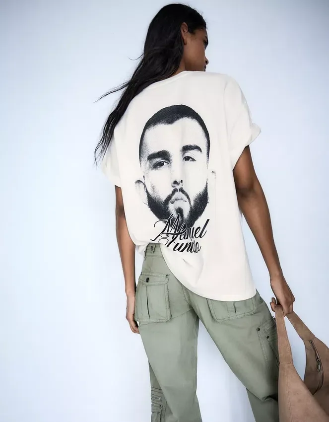 Camiseta de manga corta con estampado de Manuel Turizo – Mujer Camiseta de manga corta con estampado de Manuel Turizo – Mujer