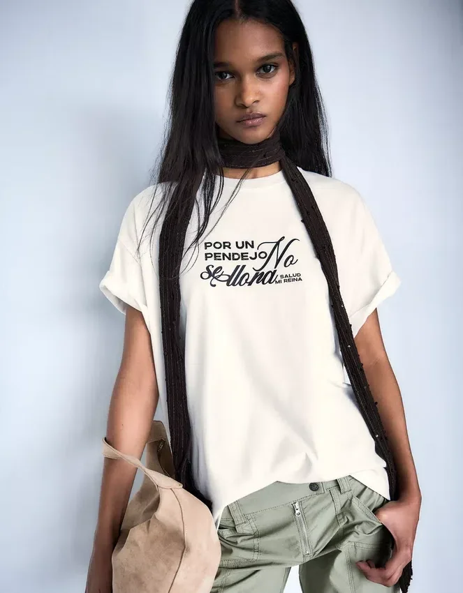 Camiseta de manga corta con estampado de Manuel Turizo – Mujer Camiseta de manga corta con estampado de Manuel Turizo – Mujer