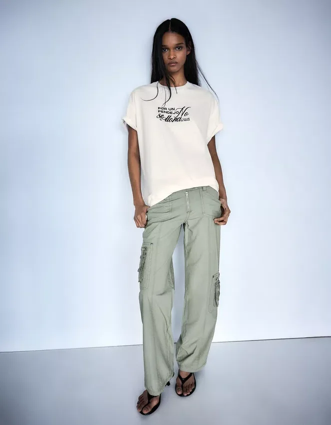 Camiseta de manga corta con estampado de Manuel Turizo – Mujer Camiseta de manga corta con estampado de Manuel Turizo – Mujer