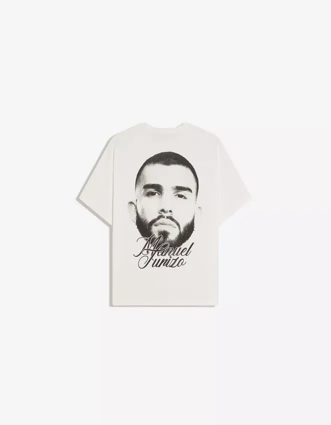 Camiseta de manga corta con estampado de Manuel Turizo – Mujer Camiseta de manga corta con estampado de Manuel Turizo – Mujer