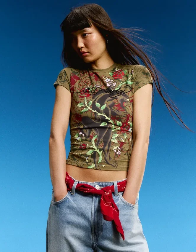 Camiseta de manga corta estampada Ed Hardy X Bershka en pantalones cortos Camiseta de manga corta estampada Ed Hardy X Bershka en pantalones cortos