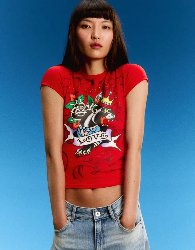 Camiseta de manga corta estampada Ed Hardy X Bershka en pantalones cortos Camiseta de manga corta estampada Ed Hardy X Bershka en pantalones cortos