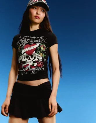 Camiseta de manga corta estampada Ed Hardy X Bershka en pantalones cortos