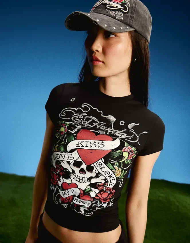 Camiseta de manga corta estampada Ed Hardy X Bershka en pantalones cortos Camiseta de manga corta estampada Ed Hardy X Bershka en pantalones cortos