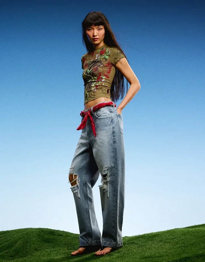 Camiseta de manga corta estampada Ed Hardy X Bershka en pantalones cortos Camiseta de manga corta estampada Ed Hardy X Bershka en pantalones cortos