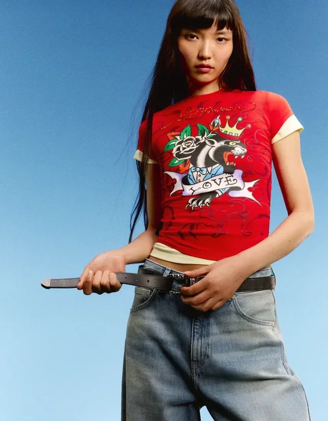 Camiseta de manga corta estampada Ed Hardy X Bershka en pantalones cortos Camiseta de manga corta estampada Ed Hardy X Bershka en pantalones cortos