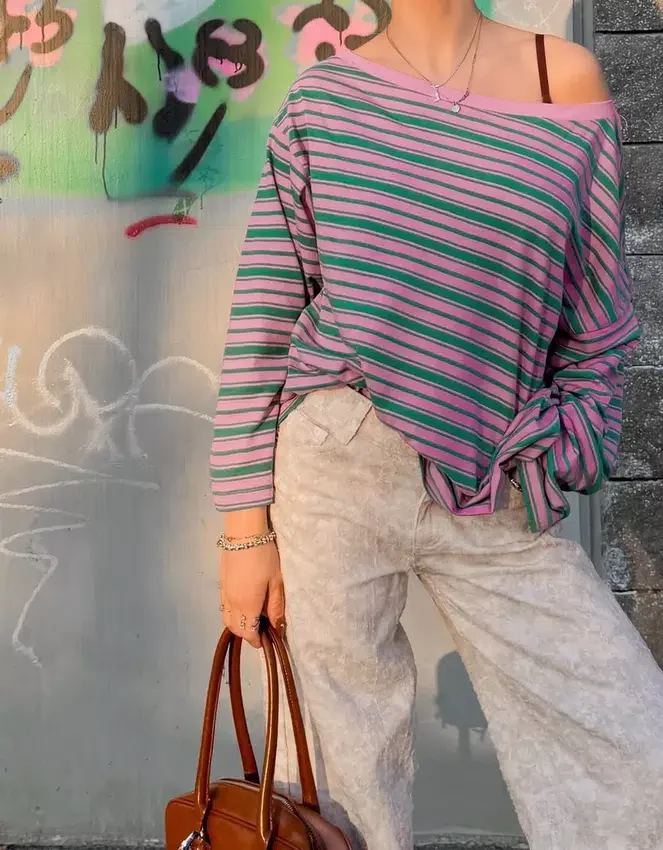 Camiseta de manga larga con cuello asimétrico estampado – #Bershkastyle – Mujer Camiseta de manga larga con cuello asimétrico estampado – #Bershkastyle – Mujer