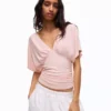Camiseta fruncida con cuello en V – Mujer Camiseta fruncida con cuello en V – Mujer