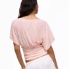 Camiseta fruncida con cuello en V – Mujer Camiseta fruncida con cuello en V – Mujer