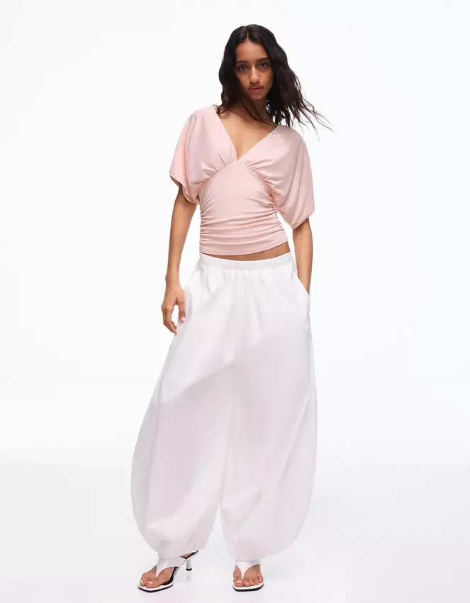 Camiseta fruncida con cuello en V – Mujer Camiseta fruncida con cuello en V – Mujer