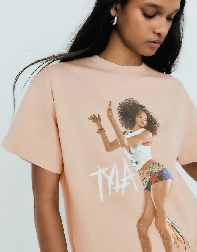 Camiseta oversize estampada Tyla – Mujer Camiseta oversize estampada Tyla – Mujer