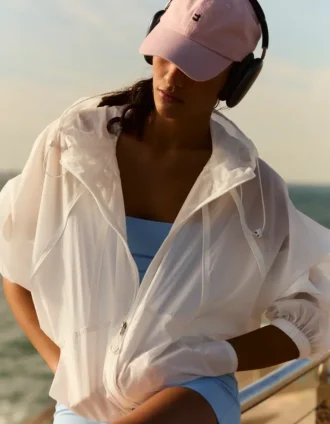 Chaqueta con capucha de nailon repelente al agua