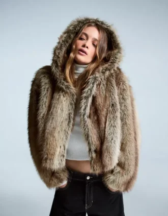 Chaqueta con capucha de pelo sintético Chaqueta con capucha de pelo sintético