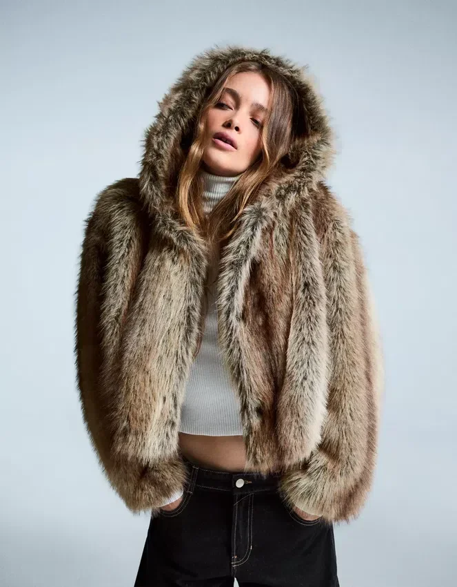 Chaqueta con capucha de pelo sintético Chaqueta con capucha de pelo sintético