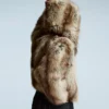 Chaqueta con capucha de pelo sintético Chaqueta con capucha de pelo sintético