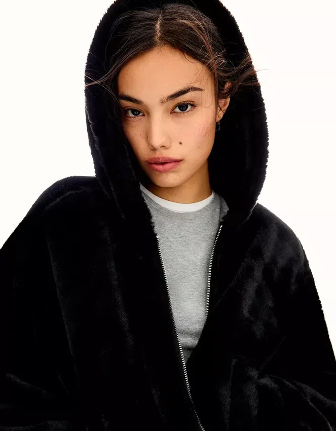 Chaqueta con capucha de pelo sintético – Chaquetas y gabardinas Chaqueta con capucha de pelo sintético – Chaquetas y gabardinas
