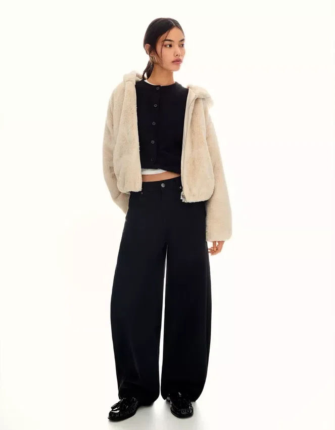 Chaqueta con capucha de pelo sintético – Chaquetas y gabardinas Chaqueta con capucha de pelo sintético – Chaquetas y gabardinas