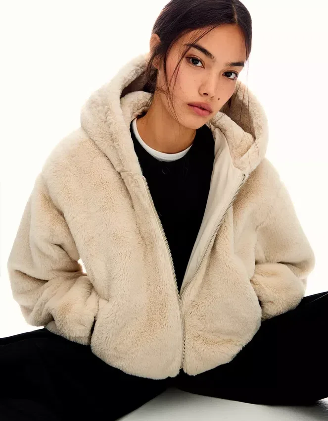Chaqueta con capucha de pelo sintético – Chaquetas y gabardinas Chaqueta con capucha de pelo sintético – Chaquetas y gabardinas