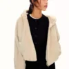 Chaqueta con capucha de pelo sintético – Chaquetas y gabardinas Chaqueta con capucha de pelo sintético – Chaquetas y gabardinas