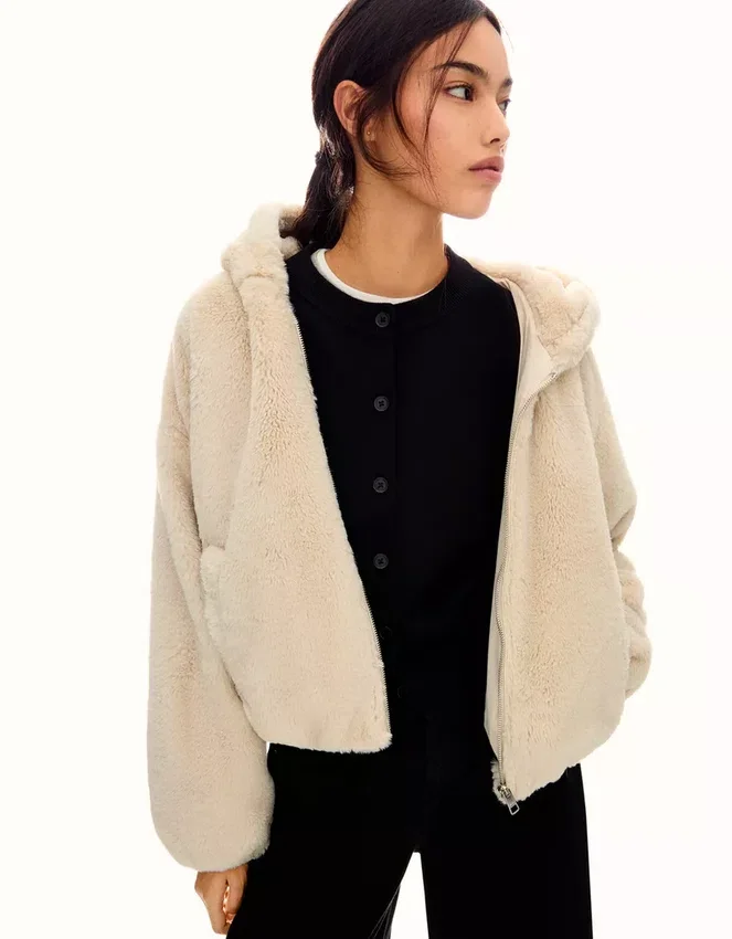 Chaqueta con capucha de pelo sintético – Chaquetas y gabardinas Chaqueta con capucha de pelo sintético – Chaquetas y gabardinas