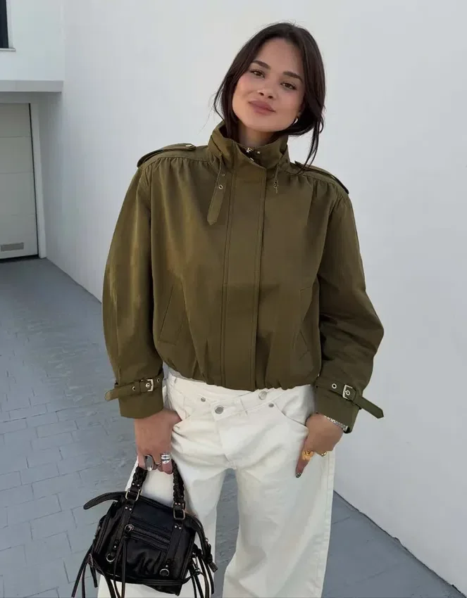 Chaqueta con hebillas fruncidas Chaqueta con hebillas fruncidas